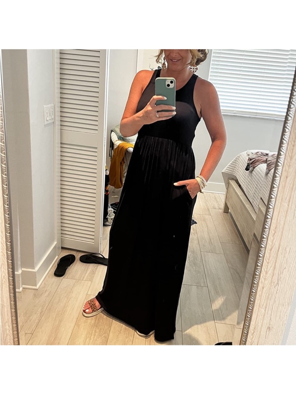 Women’s Black Sleeveless Maxi Dress with Pockets - Picture 4 of 5